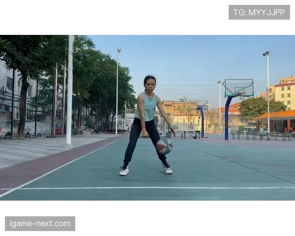 运球变向规则解析：脚步移动与违例的判定界限